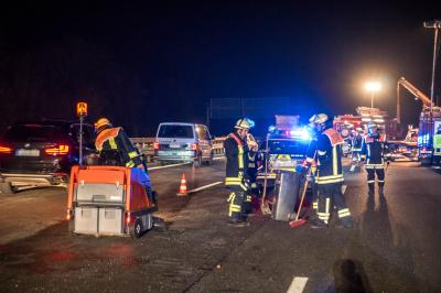 Wendlingen: PKW mit Anhaenger kommt auf der Autobahn ins Schleudern - Anhaenger ueberschlaegt sich und bleibt auf dem Dach liegen